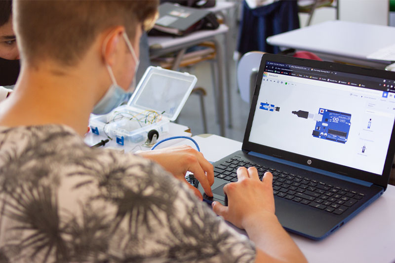 Alumne programant Arduino amb el simulador Tinkercad Circuits