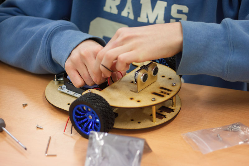 Alumne de 3r d'ESO construint el robot Scara:bit