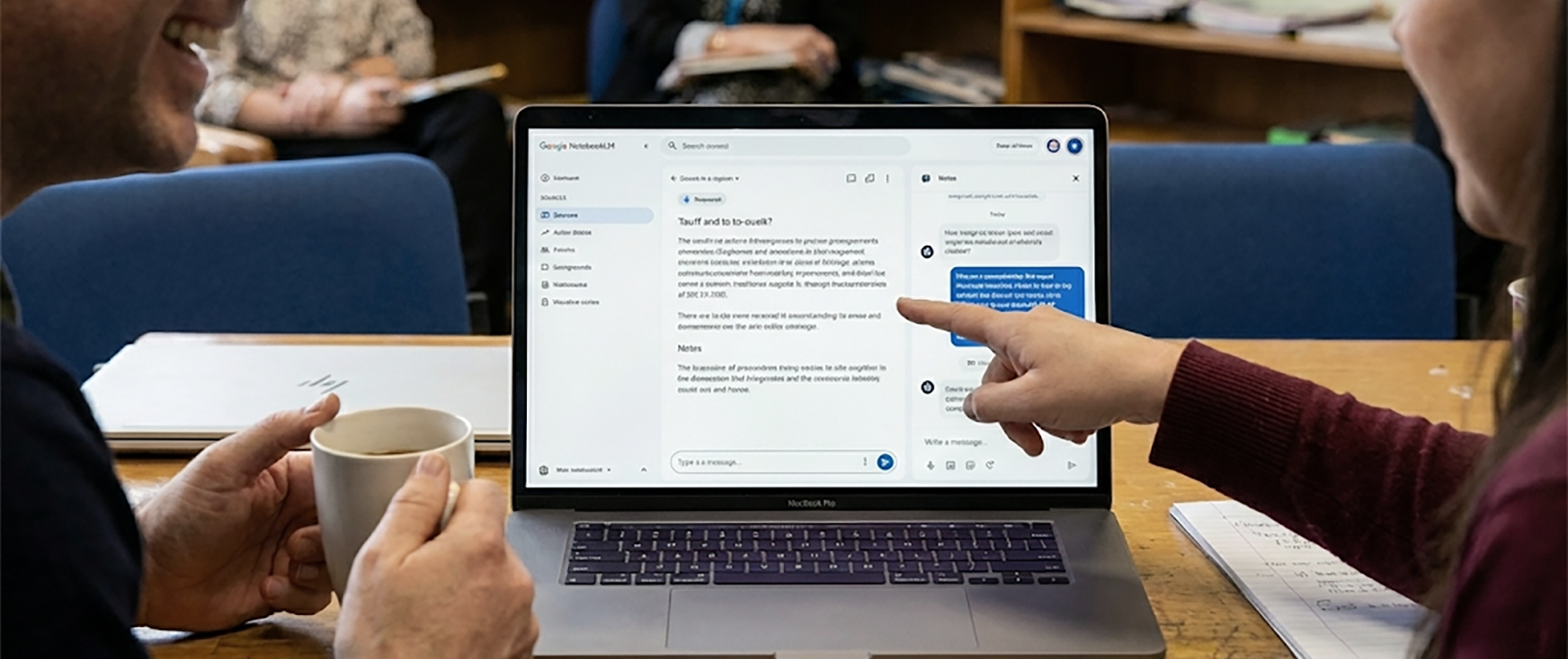 Equip docent revisant respostes i notes a NotebookLM durant una sessió de coordinació