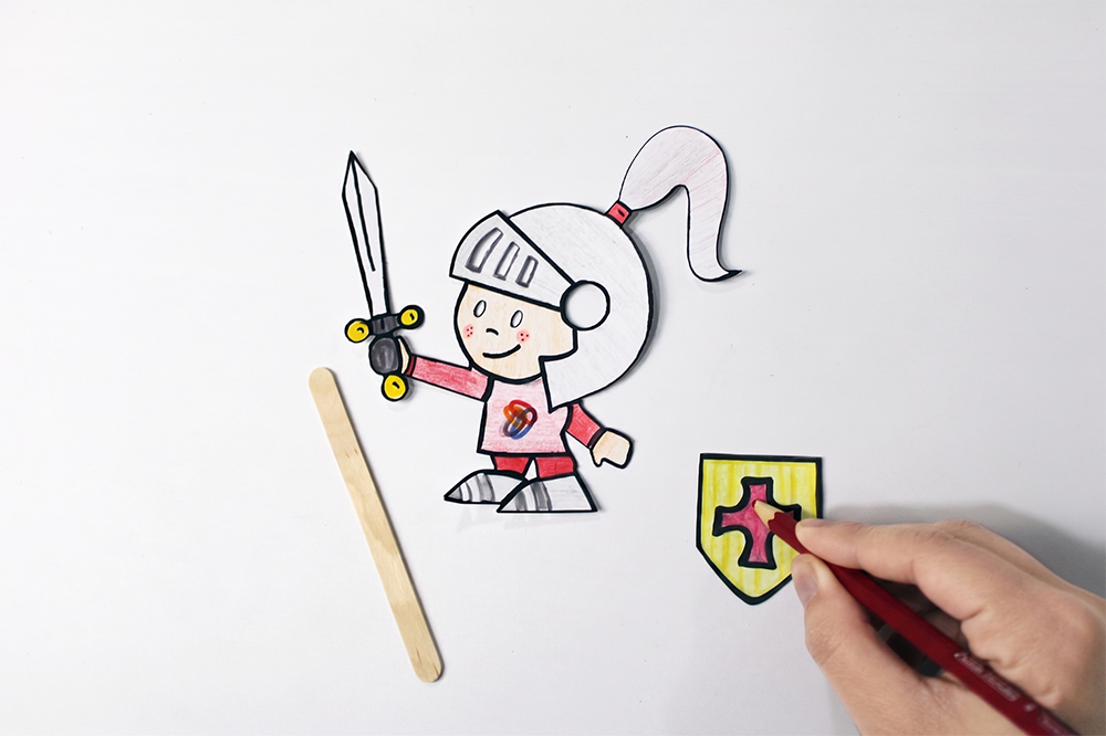 Titella de Sant Jordi decorat amb llapis de colors durant el procés de creació