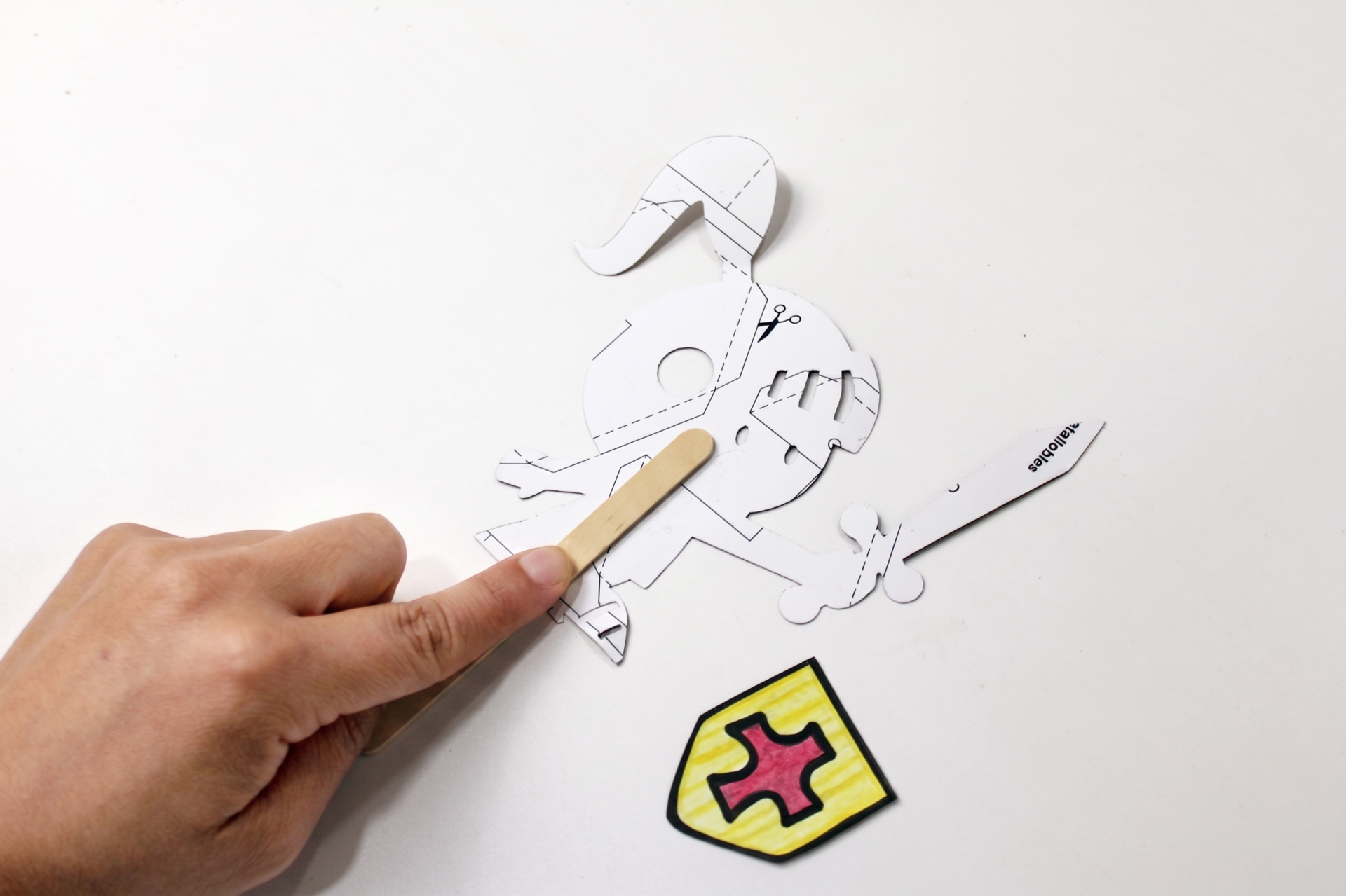 Muntatge del titella de Sant Jordi amb un pal de fusta i les peces tallades