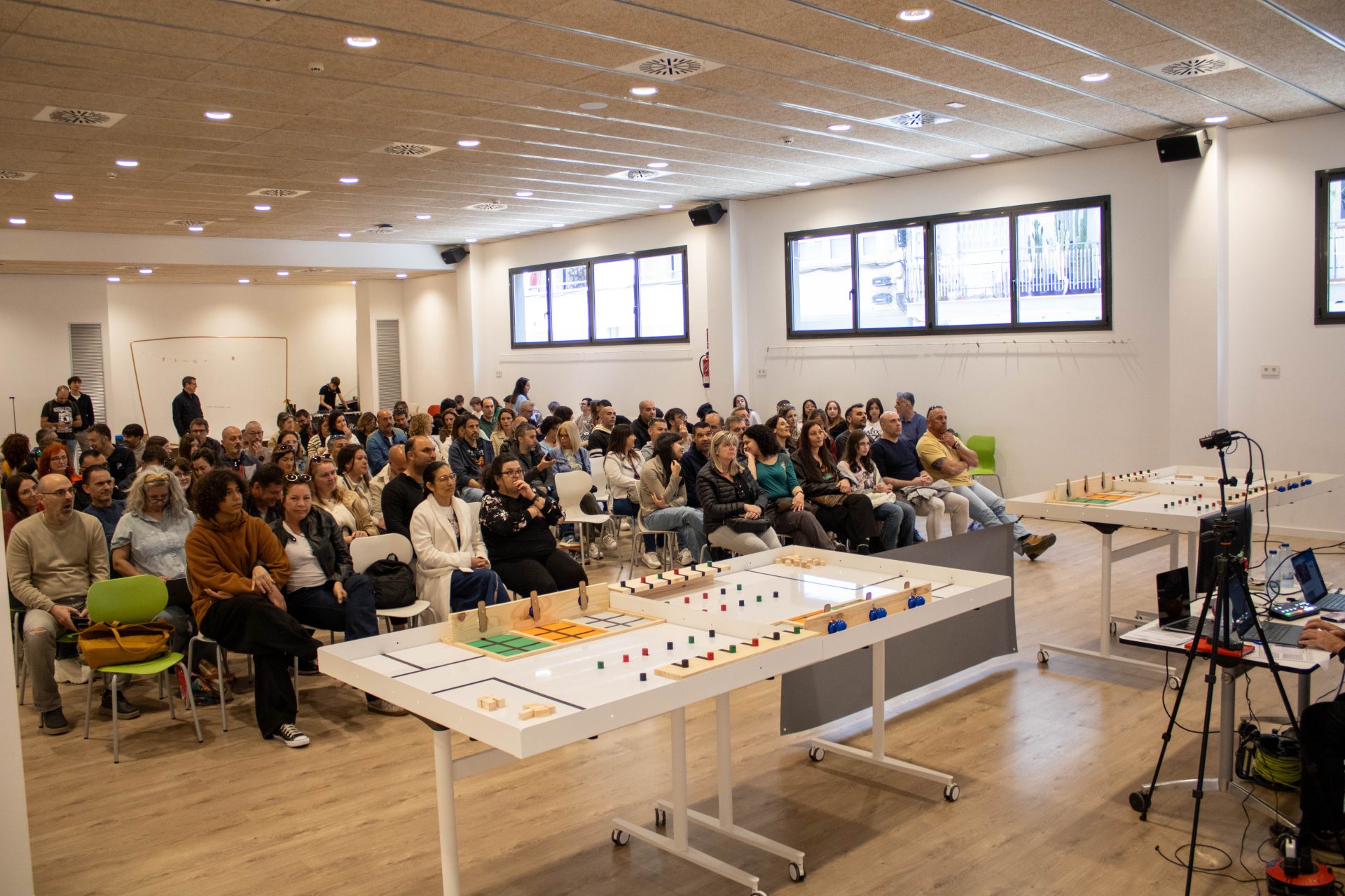 Públic i camp de joc de la primera edició del Robotics for Good Spain a l’Escola Pia Granollers
