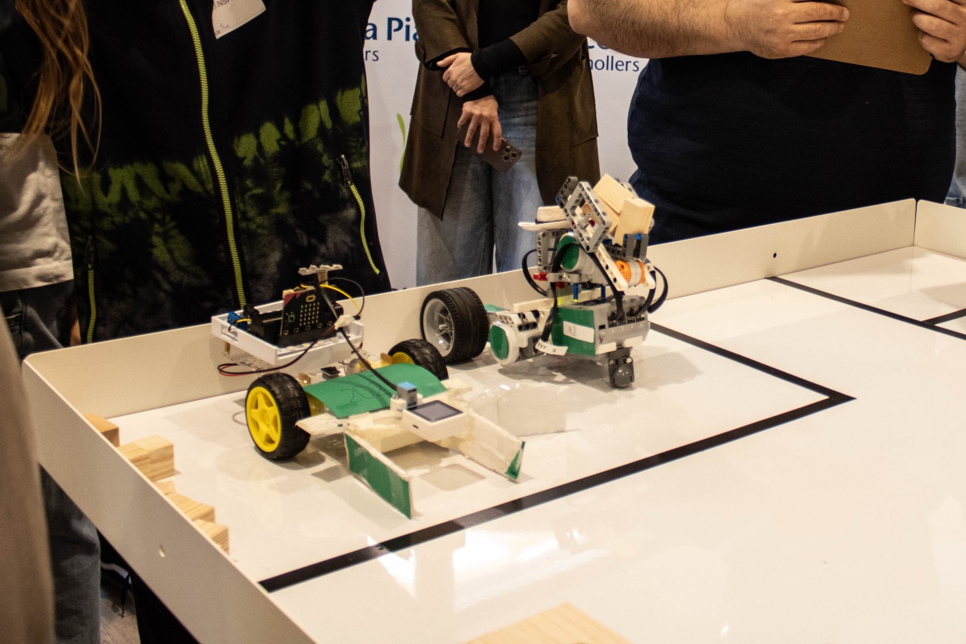 Diversos robots construïts amb plataformes i components diferents