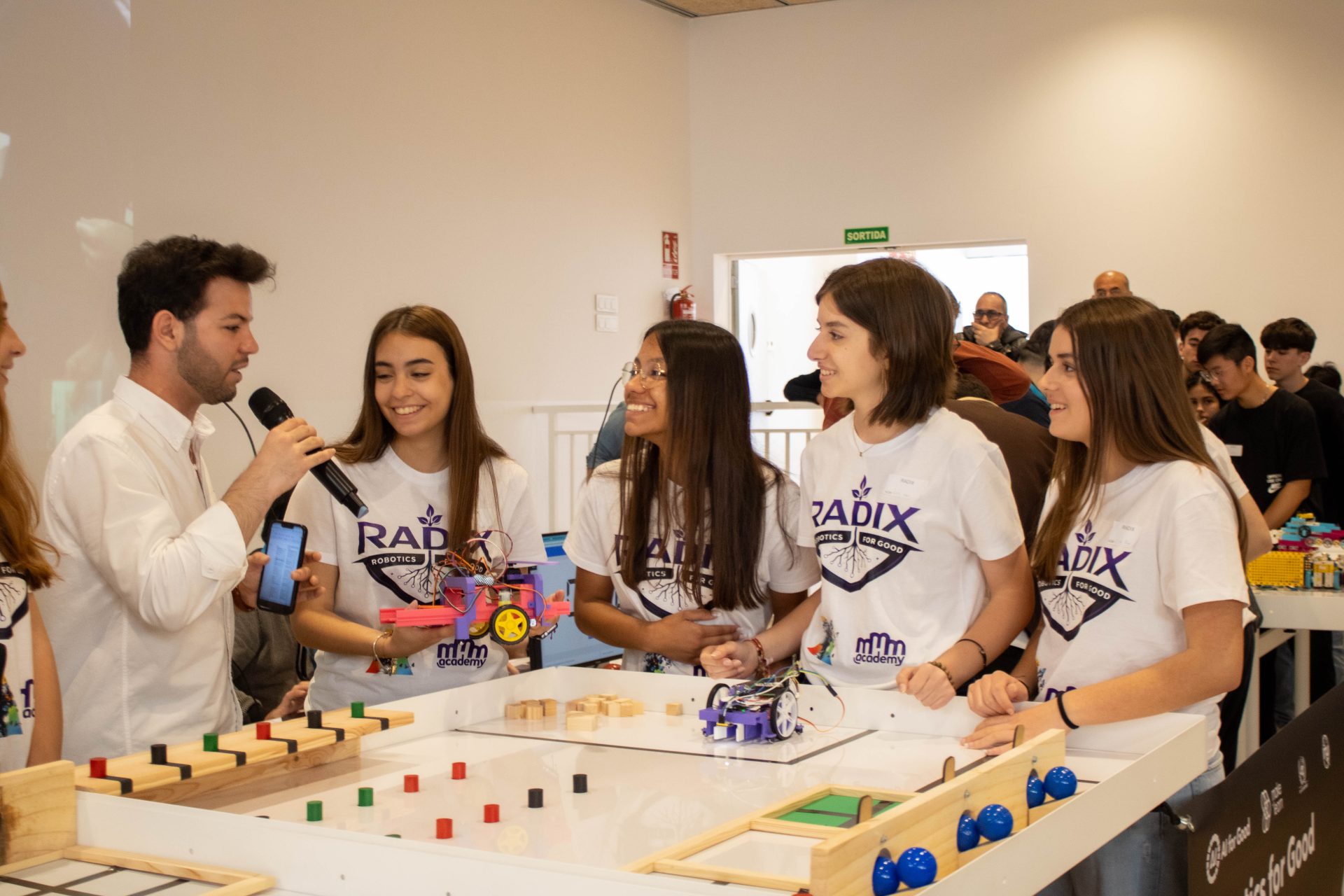 Alumnes presentant el seu robot durant el Robotics for Good Spain