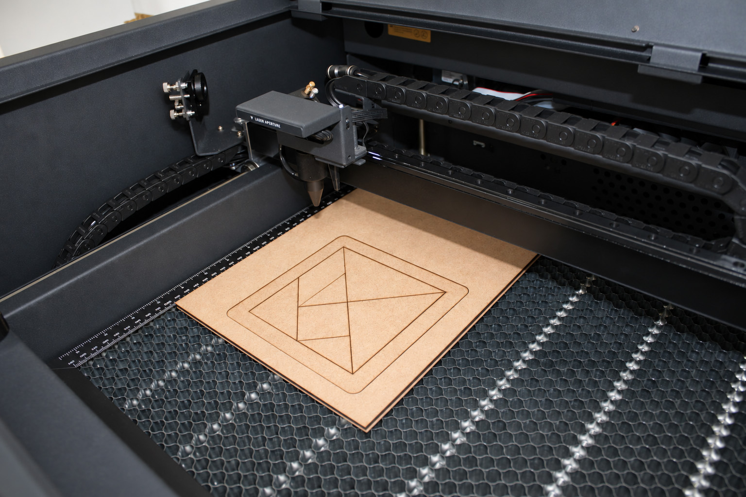 Fabricació del tangram de la Castanyada amb una talladora làser sobre un tauler de fusta